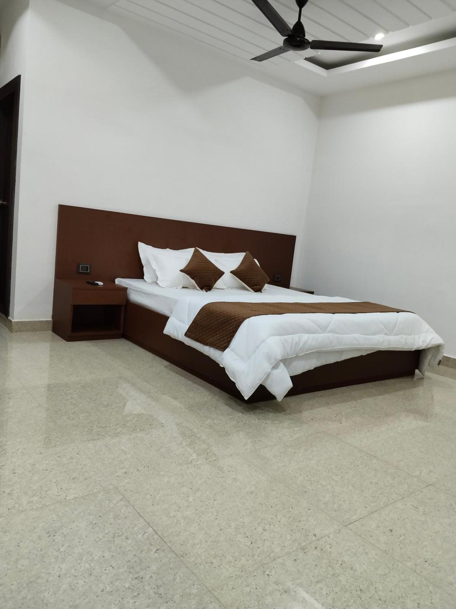 Griha Laxmi Hotel Дибругарх Экстерьер фото